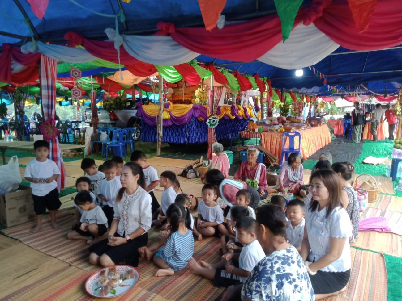 ศูนย์พัฒนาเด็กเล็กบ้านหนองกุงไทย #ร่วมทำบุญทอดกฐินวัดป่าหนองแค้ม เป็นกิจกรรมที่ดีมากเลย  เด็กๆ จะได้เรียนรู้เกี่ยวกับประเพณีและวัฒนธรรมไทย และยังได้ทำบุญสร้างความดีอีกด้วย  เด็กๆ อาจจะช่วยเตรียมของถวายพระ เช่น ต้นดอกเงิน ดอกไม้ ธูป เทียน หรือช่วยเดินขบวนแห่กฐินไปวัด  พวกเขาจะได้สัมผัสกับบรรยากาศงานบุญและรู้สึกภาคภูมิใจที่ได้ทำบุญร่วมกับครอบครัวและชุมชน คณะคุณครูสามารถใช้โอกาสนี้ในการสอนเด็กๆ เกี่ยวกับความสำคัญของการทำบุญและการแบ่งปันให้กับผู้อื่นด้วย