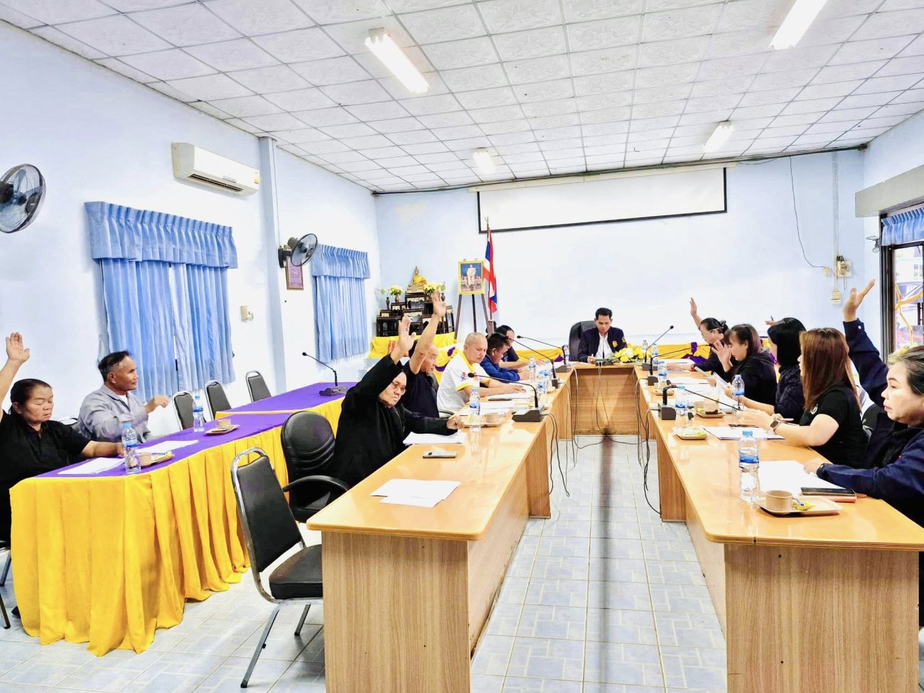 วันที่ 18 พฤศจิกายน 2568 เวลา 09.00น. นายเรืองฤทธิ์ แก้วสีขาว นายกองค์การบริหารส่วนตำบลโนนสะอาด เป็นประธานการประชุมคณะกรรมการกองทุนหลักประกันสุขภาพตำบลโนนสะอาด ครั้งที่ 4/2568  โดยมีคณะผู้บริหาร ปลัดอบต. โนนสะอาด คณะกรรมการกองทุนหลักประกันสุขภาพ ผอ.กองสวัสดิการ เจ้าหน้าที่อบต.โนนสะอาด  - รายงานสถานะการเงิน ณ ปัจจุบัน ของกองทุนหลักประกันสุขภาพ ระดับพื้นที่ตำบลโนนสะอาด -รยงานสถานะการเงิน ณ ปัจจุบัน ของกองทุนหลักประกันสุขภาพตำบลโนนสะอาด  -เสนอเพื่อพิจารณา ให้ความเห็นชอบแผนงาน / โครงการกองทุนหลักประกันสุขภาพ ระดับพื้นที่ตำบลโนนสะอาด ประจำปีงบประมาณ 2569 ณ. ห้องประชุมองค์การบริหารส่วนตำบลโนนสะอาด