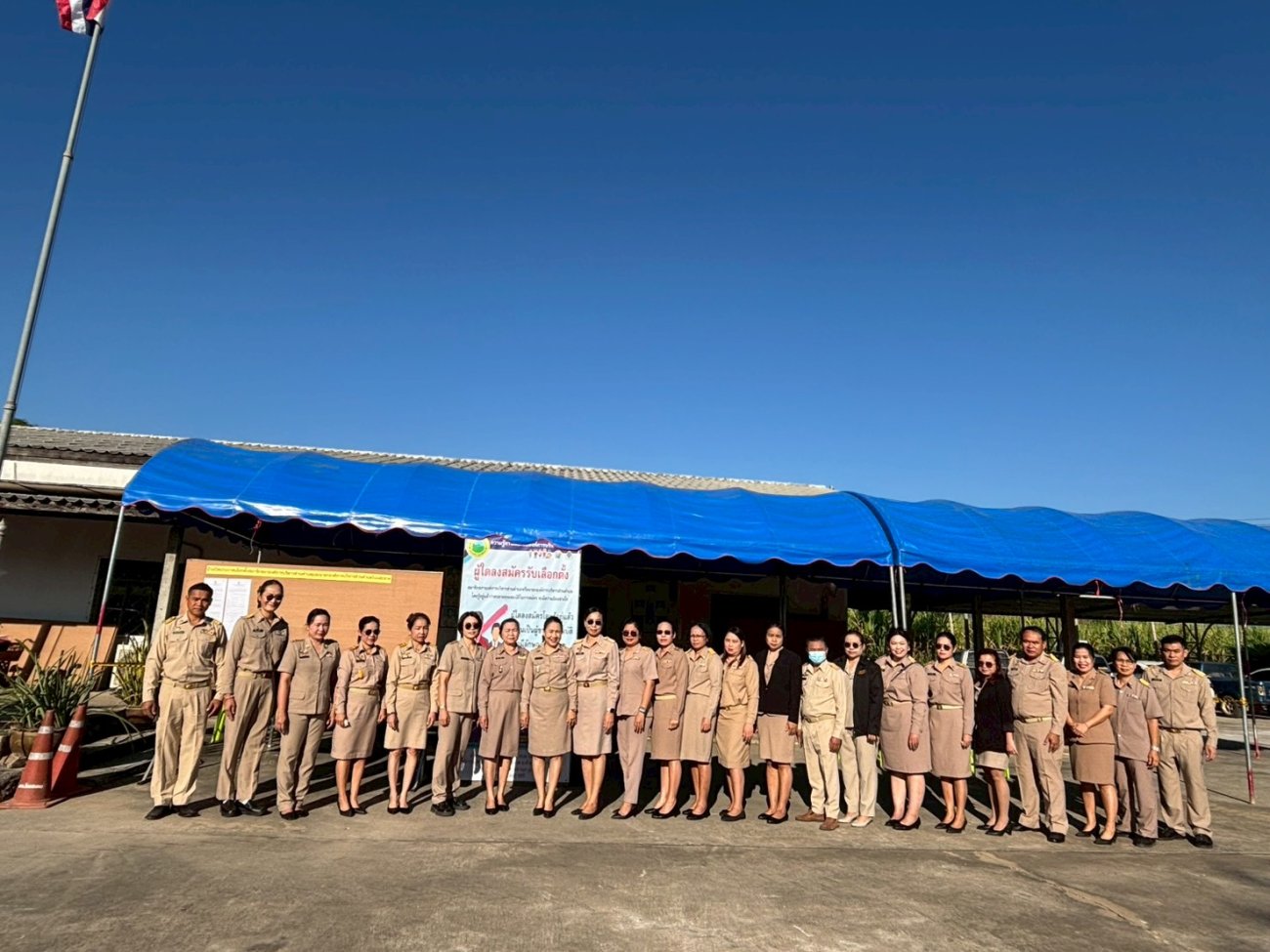 ประชาสัมพันธ์  ในวันจันทร์ ที่ 1 ธันวาคม 2568   ณ ที่ทำการองค์การบริหารส่วนตำบลโนนสะอาด ตำบลโนนสะอาด อำเภอห้วยเม็ก จังหวัดกาฬสินธุ์   โดยมีคณะกรรมการการเลือกตั้งประจำองค์การบริหารส่วนตำบลโนนสะอาด  และนางสาวเกษรา พิชัยช่วง                                                                                                                                                                                                                                                                                                                                                                                                                                                                                                                                                                                                                                                            ปลัดองค์การบริหารส่วนตำบลโนนสะอาด  ทำหน้าที่เป็นผู้อำนวยการการเลือกตั้งประจำองค์การบริหารส่วนตำบลโนนสะอาด   ทั้งนี้บรรยากาศในการเปิดรับสมัคร สมาชิกสภาองค์การบริหารส่วนตำบลโนนสะอาด และ นายกองค์การบริหารส่วนตำบลโนนสะอาด  เป็นไปด้วยความเรียบร้อยและคึกคักตั้งแต่ในช่วงเช้าเป็นต้นมา      โดยมีผู้สมัครจากหลายหมู่บ้านเดินทางมายื่นใบสมัคร พร้อมด้วยผู้สนับสนุนที่ร่วมให้กำลังใจอย่างอบอุ่น โดยเจ้าหน้าที่ดำเนินการรับสมัครด้วยความเรียบร้อย โปร่งใส และเป็นไปตามขั้นตอนของคณะกรรมการการเลือกตั้งท้องถิ่น      ในการเปิดรับสมัครในครั้งนี้สะท้อนถึงความตื่นตัวของประชาชนในพื้นที่ตำบลโนนสะอาด ที่ให้ความสำคัญกับการพัฒนาท้องถิ่นผ่านกระบวนการประชาธิปไตย  ทั้งนี้องค์การบริหารส่วนตำบลโนนสะอาด ขอเชิญชวนประชาชนร่วมติดตามกำหนดวันเลือกตั้งและออกมาใช้สิทธิเลือกตั้งอย่างพร้อมเพรียง เพื่อร่วมกันกำหนดอนาคตของตำบลโนนสะอาดต่อไป